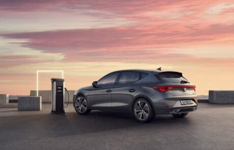 neuer-seat-leon-ehybrid-steht-an-ladesaeule