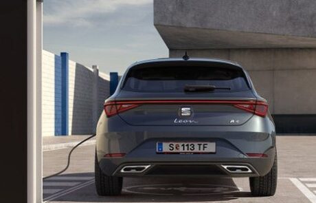 seat-leon-ehybrid-an-ladesaeule-in-heckansicht