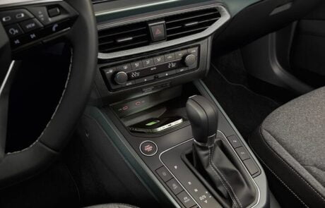 gttmotors-noul-seat-arona-tehnologie-incarcare-wireless-smartphone